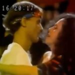 Gal Costa Instagram – 🎂 Hoje o poeta @cazuza.oficial completaria 66 anos. Embora tenha gravado apenas duas músicas dele, Gal ficou fortemente ligada à obra de Cazuza por conta da gravação de “Brasil mostra a tua cara”, de 1988, que foi tema de abertura da novela Vale Tudo. 

“As maiores lembranças de Cazuza são as noitadas do Rio de Janeiro, as festas, os encontros que tínhamos. Tenho uma grande lembrança: quando fui a um festival de música na Itália, encontrei com ele no aeroporto do Rio. Ele resolveu ir comigo. Estava sem roupa para levar, sem mala, sem nada. Ali, no aeroporto mesmo, a Tia Léa (a empresária artística Lea Millon) comprou roupas, passagem, tudo. Cazuza era uma pessoa atirada”, lembrou Gal em uma entrevista para Bruno Astuto em 2013.

E uma das lembranças de Gal Costa e Cazuza juntos é a apresentação memorável no especial “Uma Prova de amor. Cazuza e Gal cantam “Brasil” em especial para a TV Globo no Teatro Fênix, no bairro do Jardim Botânico, no Rio de Janeiro. A gravação ocorreu no dia 24 de Outubro de 1988 e foi ao ar no dia 01 de Janeiro de 1989. Viva Cazuza!

#EquipeGal #GalCosta #Cazuza