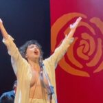 Gal Costa Instagram - Há um ano, em 27 de abril, @adrianacalcanhotto subia ao palco do Salão de Atos da PUC-RS para iniciar a turnê-tributo “Coisas Sagradas Permanecem”. Adriana dividiu a direção do espetáculo com @marcuspreto, produtor e diretor artístico de álbuns e shows de Gal Costa nos últimos nove anos. Adriana foi acompanhada pela mesma banda que tocou com Gal na última turnê. O cenário foi assinado por @omarsalomao, filho de Wally Salomão (1943 - 2003). Aliás, não só a banda, mas toda a equipe de produção e realização dos shows de Gal nos últimos anos estavam envolvidas na produção. O repertório de “Coisas sagradas permanecem” atravessou diferentes momentos da carreira de Gal, explorando algumas vezes cruzamentos entre sua trajetória e a de Adriana. Pela voz de Adriana, a certeza de que coisas sagradas permanecem: “Fiquei muito comovida, porque eu amava muito, muito a Gal. Então considerei um presente. Isso me deu também a possibilidade de entender essa perda, que eu achei muito repentina. Não eu, todos nós achamos. Uma partida muito repentina, a gente ficou sem chão. E acho que fazer esse show nos ajuda todos”, comentou Adriana. Depois de Porto Alegre, aturnê seguiu para o Rio de Janeiro, Curitiba, Belo Horizonte, São Paulo, Santos e teve encerramento em Salvador, cidade natal de Gal. Vídeo: @sarahmirella, no encerramento da turnê no TCA, Salvador. #GalCosta #EquipeGal #CoisasSagradasPermanecem