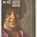 Gal Costa Instagram – Há 55 anos, Gal batia recorde de vendas de seu disco, alcançando a marca de 100 mil cópias vendidas. Em entrevista para a Revista Intervalo, a cantora comenta:

“Não sou rica, não faço questão de ser, mas se o dinheiro vier aos jorros, bem que eu sei como aplicá-lo”. É assim, modestamente, que, que Gal Costa recebe a notícia de que seu Lp, gravado pela Philips, já vendeu mais de 100.000 discos. Isto significa aproximadamente, uma renda de 50 mil cruzeiros novos, com os quais a baianinha pretende iniciar a compra de um apartamento. Enquanto esse dinheiro não lhe chega às mãos, ela vai faturando, na boate Sucata, no Rio, e em teatro, o seu show, considerado muito bom pela crítica. A notícia desse recorde (de cantoras, no Brasil, somente Martinha conseguiu vender tanto) não a deixou
nem abalada, nem sonhadora.

“Mas me lembro bem do tempo em que iniciei a carreira em São Paulo. Uma das minhas primeiras apresentações foi no Festival da Record, ao lado de Sílvio César, defendendo “Dadá Maria”.

Naquela ocasião, muita gente dizia que eu matei a música. Cheguei a ficar acabrunhada. Depois, adotei uma atitude agressiva, nada de parecer bem comportadinha, nem tímida demais. Aí, estourou dentro de mim uma nova personalidade artística. Essa história de recorde nos discos me deixa satisfeita sim: representa muito para mim. Não só porque me dá uma medida da eficácia do meu trabalho, como porque também o registra indefinidamente”.

Gal, a menina que entrava em cena com os olhos esbugalhados de espanto, já venceu. Sem se espantar com o sucesso.

#GalCosta #EquipeGal