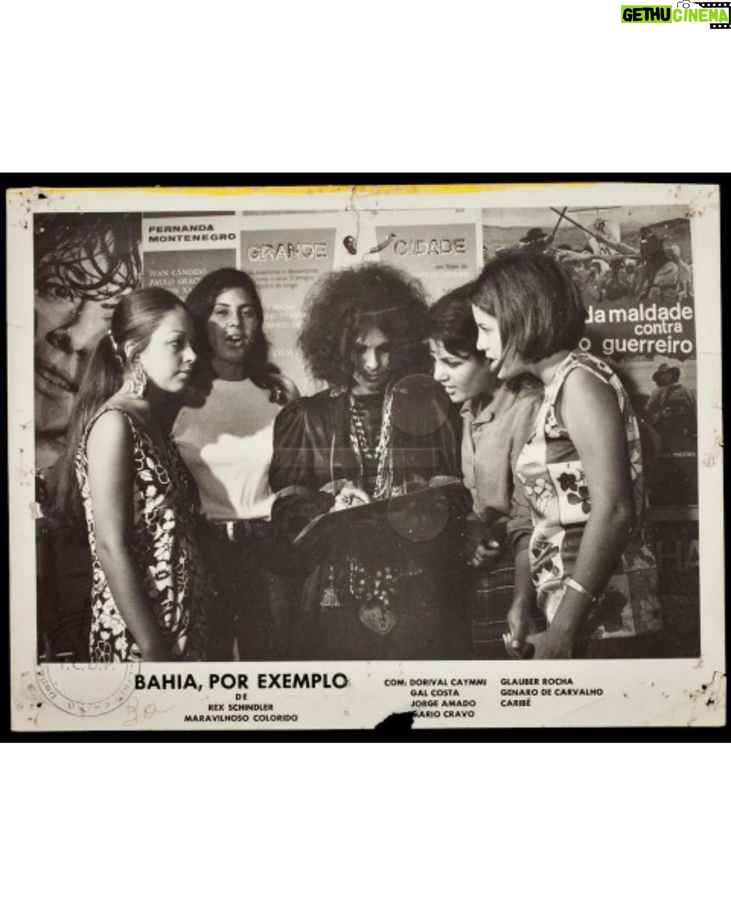 Gal Costa Instagram - Há 55 anos, Gal participou do documentário “Bahia, Por Exemplo” (1969) de Rex Schindler. O filme aborda as belezas e encantos da Bahia através dos depoimentos de diversos artistas baianos, como Gal Costa, Dorival Caymmi, Jorge Amado, Caribé, Glauber Rocha, Mário Cravo, Caetano Veloso, entre outros. Ao longo de “Bahia, Por Exemplo”, os espectadores são convidados a refletir sobre as contradições e desafios enfrentados pelo estado da Bahia, assim como sobre o Brasil como um todo. O filme oferece uma visão sensível e perspicaz da Bahia, explorando sua identidade cultural e social de maneira profunda e envolvente. Fotos: Cinemateca Brasileira Vídeo: YouTube / Documentários Históricos #EquipeGal #GalCosta #BahiaPorExemplo