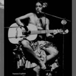 Gal Costa Instagram – Fotos icônicas da carreira da Gal estão na reedição do livro “Thereza Eugênia Portraits” pela @editoramotriz. Com organização de Augusto Lins Soares e apresentação do escritor imortal Antônio Cícero (que também está no livro, ao lado da irmã, a cantora Marina Lima), “Thereza Eugênia Portraits” chega agora em edição de luxo com capa dura com luva e impressão tritone.

As quase duzentas páginas deste livro trazem fotos de Caetano Veloso, Gal Costa e Maria Bethânia (os mais retratados por Thereza), além de Roberto Carlos, Gilberto Gil, Chico Buarque, Clara Nunes, Rita Lee, Alcione, Ney Matogrosso, Simone, Raul Seixas, Nana Caymmi, Fafá de Belém, entre muitos outros.

As fotos revelam a intimidade dos artistas, os bastidores dos shows e muitos momentos únicos que somente uma artista com a sensibilidade de @therezaeugenia poderia captar. Um verdadeiro tesouro para os amantes da música brasileira, concordam?

#GalCosta #EquipeGal #TherezaEugenia