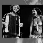 Gal Costa Instagram – Fotos icônicas da carreira da Gal estão na reedição do livro “Thereza Eugênia Portraits” pela @editoramotriz. Com organização de Augusto Lins Soares e apresentação do escritor imortal Antônio Cícero (que também está no livro, ao lado da irmã, a cantora Marina Lima), “Thereza Eugênia Portraits” chega agora em edição de luxo com capa dura com luva e impressão tritone.

As quase duzentas páginas deste livro trazem fotos de Caetano Veloso, Gal Costa e Maria Bethânia (os mais retratados por Thereza), além de Roberto Carlos, Gilberto Gil, Chico Buarque, Clara Nunes, Rita Lee, Alcione, Ney Matogrosso, Simone, Raul Seixas, Nana Caymmi, Fafá de Belém, entre muitos outros.

As fotos revelam a intimidade dos artistas, os bastidores dos shows e muitos momentos únicos que somente uma artista com a sensibilidade de @therezaeugenia poderia captar. Um verdadeiro tesouro para os amantes da música brasileira, concordam?

#GalCosta #EquipeGal #TherezaEugenia