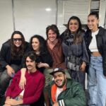 Gal Costa Instagram – 2 anos! Em abril de 2022, Gal participou do festival @rockthemountain, nos dias 17 e 24/04, em Itaipava (RJ). Muita festa e alegria no camarim nos dois dias de apresentação no festival. 

“Eu acho importante devolver, retribuir essa nova geração. Eles bebem na minha fonte, assim como eu me influenciei por outros artistas”, comentou Gal. 🤩

Fotos: @giovanachanley 
 
#GalCosta #RockTheMountain #EquipeGal