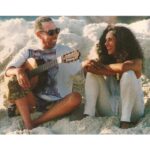 Gal Costa Instagram – Hoje é dia de Macalé! O amigo, parceiro e ex-sócio @jardsmacale completa hoje 81 anos. Além de compor canções emblemáticas gravadas por Gal, Macalé também dirigiu seus shows.

Com Capinan, Paulinho da Viola e Gal Costa, Jards Macalé criou a empresa Tropicarte. A agência fora pensada para administrar os espetáculos dos seus fundadores, mas Gal era “a única que ganhava grana”, diz Jards. “O Paulinho da Viola não aguentou muito, não, saiu logo porque viu que aquilo era maluquice.”
Jards e Capinan, em todo caso, continuaram produzindo os shows de Gal – que também gravou composições da dupla, como “Pulsars e Quasars”, presente no disco Gal, de 1969. “É um sub-blue, uma supercanção de amor gravada num disco voador de tampa de panela, um disco voador daqueles que só existem na revista O Cruzeiro”, definiu Caetano em texto para O Pasquim.

Mas o auge da parceria veio com a turnê Fatal, dirigida pelo poeta Waly Salomão e registrada no álbum ao vivo Fa-Tal – Gal a Todo Vapor, de 1971. É nele que está a versão da cantora para “Vapor Barato”, de Jards e Salomão, um clássico absoluto da música brasileira. Os shows foram lendários, com performances que eram ao mesmo tempo sedutoras e combativas – uma explosão de ideias coloridas dentro do sistema militar, que tentava impor o preto & branco. 

Feliz aniversário, Jards Macalé!

Fonte: Trecho escrito pelo jornalista Paulo Terron para Ocupação

#EquipeGal #GalCosta