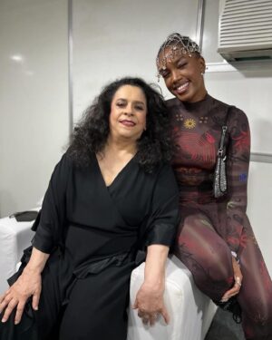 Gal Costa Instagram - 2 anos! Em abril de 2022, Gal participou do festival @rockthemountain, nos dias 17 e 24/04, em Itaipava (RJ). Muita festa e alegria no camarim nos dois dias de apresentação no festival. 

“Eu acho importante devolver, retribuir essa nova geração. Eles bebem na minha fonte, assim como eu me influenciei por outros artistas”, comentou Gal. 🤩

Fotos: @giovanachanley 
 
#GalCosta #RockTheMountain #EquipeGal