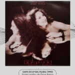 Gal Costa Instagram – #TBT No Centro Cultural Óscar Ramos, em Manaus, está a exposição permanente de quadros, croquis, fotografias e outros objetos de Óscar Ramos, artista gráfico que produziu, entre as décadas de 1970 e 1990, capas de LPs de artistas como Gal, Bethânia, Gil e Caetano. 

Produzido por Léo Gandelman, com concepção e repertório por Waly Salomão, “Plural” (1990) é o 22° álbum de Gal.  Sua capa e o encarte são mais uma obra legada por Óscar Ramos à história do design discográfico brasileiro. O artista, que já havia colaborado no icônico “Fa-Tal” (1971), junto com Luciano Figueiredo, também assinou a capa de “Baby Gal”, em 1983.

O relato em detalhes sobre a concepção de “Plural” é mais uma das raridades expostas no Centro Cultural. “Foi possivelmente, até agora, o trabalho que mais exigiu de mim e me envolveu mais do que comumente. Recebi o recado de Gal por meio de Waly e fui encontrá-la no estúdio de gravação: longas conversas sobre o disco, sobre suas intenções, sobre aquele momento de sua vida. Ela estava linda, super sensual, super tranquila. Seu cabelo era tão perfumado e sedoso, eu ficava horas olhando para ela Heddy Lamar-Dalila-bahiana-pensando no que fazer”, descreve no manuscrito.

Óscar foi buscar inspiração em obras do amigo Hélio Oiticica, mais especificamente na capa que ele criou para o disco “Legal” (1970), também de Gal Costa, e na série “Metaesquemas”, composta por obras abstratas a partir de formas geométricas e espaços.

“Havia algum tempo já, depois de tanto meditar sobre o metaesquema, que me familiarizara com a projeção ortogonal e espelhada do mesmo. E o que fiz foi exatamente isso: espelhar as palavras GAL e PLURAL até conseguir criar um ‘modo’ metaesquema”.

Outra inspiração foi a estética cinematográfica do livro “The Image Makers”, pois Óscar queria que Gal posasse para o fotógrafo Milton Montenegro com a aura de uma estrela de cinema: “Desenhei para ele a foto como a queria, um plural de imagens da cantora e a geringonça de espelhos que triplicaria a imagem”.

(Continua nos comentários)