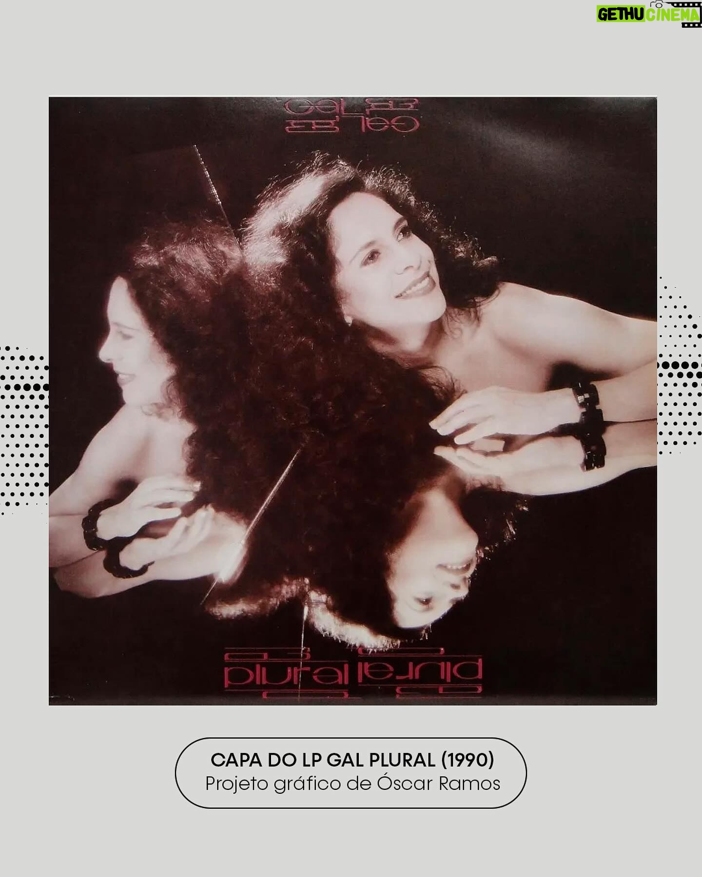 Gal Costa Instagram - #TBT No Centro Cultural Óscar Ramos, em Manaus, está a exposição permanente de quadros, croquis, fotografias e outros objetos de Óscar Ramos, artista gráfico que produziu, entre as décadas de 1970 e 1990, capas de LPs de artistas como Gal, Bethânia, Gil e Caetano. Produzido por Léo Gandelman, com concepção e repertório por Waly Salomão, “Plural” (1990) é o 22° álbum de Gal. Sua capa e o encarte são mais uma obra legada por Óscar Ramos à história do design discográfico brasileiro. O artista, que já havia colaborado no icônico “Fa-Tal” (1971), junto com Luciano Figueiredo, também assinou a capa de “Baby Gal”, em 1983. O relato em detalhes sobre a concepção de “Plural” é mais uma das raridades expostas no Centro Cultural. “Foi possivelmente, até agora, o trabalho que mais exigiu de mim e me envolveu mais do que comumente. Recebi o recado de Gal por meio de Waly e fui encontrá-la no estúdio de gravação: longas conversas sobre o disco, sobre suas intenções, sobre aquele momento de sua vida. Ela estava linda, super sensual, super tranquila. Seu cabelo era tão perfumado e sedoso, eu ficava horas olhando para ela Heddy Lamar-Dalila-bahiana-pensando no que fazer”, descreve no manuscrito. Óscar foi buscar inspiração em obras do amigo Hélio Oiticica, mais especificamente na capa que ele criou para o disco “Legal” (1970), também de Gal Costa, e na série “Metaesquemas”, composta por obras abstratas a partir de formas geométricas e espaços. “Havia algum tempo já, depois de tanto meditar sobre o metaesquema, que me familiarizara com a projeção ortogonal e espelhada do mesmo. E o que fiz foi exatamente isso: espelhar as palavras GAL e PLURAL até conseguir criar um ‘modo’ metaesquema”. Outra inspiração foi a estética cinematográfica do livro “The Image Makers”, pois Óscar queria que Gal posasse para o fotógrafo Milton Montenegro com a aura de uma estrela de cinema: “Desenhei para ele a foto como a queria, um plural de imagens da cantora e a geringonça de espelhos que triplicaria a imagem”. (Continua nos comentários)