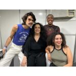 Gal Costa Instagram – 2 anos! Em abril de 2022, Gal participou do festival @rockthemountain, nos dias 17 e 24/04, em Itaipava (RJ). Muita festa e alegria no camarim nos dois dias de apresentação no festival. 

“Eu acho importante devolver, retribuir essa nova geração. Eles bebem na minha fonte, assim como eu me influenciei por outros artistas”, comentou Gal. 🤩

Fotos: @giovanachanley 
 
#GalCosta #RockTheMountain #EquipeGal