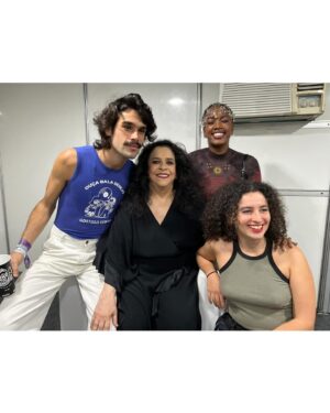 Gal Costa Instagram - 2 anos! Em abril de 2022, Gal participou do festival @rockthemountain, nos dias 17 e 24/04, em Itaipava (RJ). Muita festa e alegria no camarim nos dois dias de apresentação no festival. 

“Eu acho importante devolver, retribuir essa nova geração. Eles bebem na minha fonte, assim como eu me influenciei por outros artistas”, comentou Gal. 🤩

Fotos: @giovanachanley 
 
#GalCosta #RockTheMountain #EquipeGal