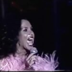 Gal Costa Instagram – 🎸Hoje é o Dia do Guitarrista. As guitarras sempre estiveram muito presentes nos álbuns e shows da Gal, desde o psicodélico álbum homônimo de 1969. Mas não tem como falar em guitarra e não lembrar de uma das cenas mais marcantes da TV brasileira.

Durante a gravação do programa especial da TV Globo “Grandes Nomes”, em 1981 no Teatro Fênix, Gal fez um duelo icônico com a guitarra elétrica tocada pelo jovem @victorbiglione. Biglione lembra que o número exibido na TV já fazia parte do show do disco Gal Tropical, na performance de “Meu Nome é Gal”. A inspiração veio da banda de rock britânica Led Zeppelin”: “Foi muito natural a gente reproduzir o que faziam Jimmy Page (guitarra) e Robert Plant (vocal). O que aconteceu foi algo muito marcante para mim. Eu vou na última nota da guitarra, e ela acompanha”, relembra o guitarrista.

Parabéns a todos os guitarristas! 🎸🤘

Fonte: BBC
#GalCosta #DiaDoGuitarrista #EquipeGal