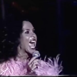 Gal Costa Instagram - 🎸Hoje é o Dia do Guitarrista. As guitarras sempre estiveram muito presentes nos álbuns e shows da Gal, desde o psicodélico álbum homônimo de 1969. Mas não tem como falar em guitarra e não lembrar de uma das cenas mais marcantes da TV brasileira.

Durante a gravação do programa especial da TV Globo “Grandes Nomes”, em 1981 no Teatro Fênix, Gal fez um duelo icônico com a guitarra elétrica tocada pelo jovem @victorbiglione. Biglione lembra que o número exibido na TV já fazia parte do show do disco Gal Tropical, na performance de “Meu Nome é Gal”. A inspiração veio da banda de rock britânica Led Zeppelin”: “Foi muito natural a gente reproduzir o que faziam Jimmy Page (guitarra) e Robert Plant (vocal). O que aconteceu foi algo muito marcante para mim. Eu vou na última nota da guitarra, e ela acompanha”, relembra o guitarrista.

Parabéns a todos os guitarristas! 🎸🤘

Fonte: BBC
#GalCosta #DiaDoGuitarrista #EquipeGal