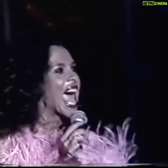 Gal Costa - 16.8K Likes - 🎸Hoje é o Dia do Guitarrista. As guitarras sempre estiveram muito presentes nos álbuns e shows da Gal, desde o psicodélico álbum homônimo de 1969. Mas não tem como falar em guitarra e não lembrar de uma das cenas mais marcantes da TV brasileira.
Durante a gravação do programa especial da TV Globo “Grandes Nomes”, em 1981 no Teatro Fênix, Gal fez um duelo icônico com a guitarra elétrica tocada pelo jovem @victorbiglione. Biglione lembra que o número exibido na TV já fazia parte do show do disco Gal Tropical, na performance de “Meu Nome é Gal”. A inspiração veio da banda de rock britânica Led Zeppelin”: “Foi muito natural a gente reproduzir o que faziam Jimmy Page (guitarra) e Robert Plant (vocal). O que aconteceu foi algo muito marcante para mim. Eu vou na última nota da guitarra, e ela acompanha”, relembra o guitarrista.
Parabéns a todos os guitarristas! 🎸🤘
Fonte: BBC
#GalCosta #DiaDoGuitarrista #EquipeGal