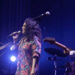 Gal Costa Instagram – Há 6 anos, em 09 de março de 2018, chegava às lojas o CD duplo do #TrincadeAses. A moça, o rapaz maduro calejado pela idade e o menino impetuoso e viril. Gal Costa, Gilberto Gil e Nando Reis são apresentados assim em “Trinca de ases”, CD e DVD ao vivo recheado de sucessos que fizeram parte da vida dos 3 artistas.

A reunião foi realizada pela primeira vez em 2017, em Brasília, em homenagem ao centenário de Ulysses Guimarães – idealizada pelo jornalista Jorge Bastos Moreno. Naquela noite de caráter especial, realizada quase sem ensaio, mostrou-se a potência da união: o diálogo dos violões de Gil e Nando, a voz de Gal revendo as canções do amigo baiano e revelando outras cores da estranheza pop do paulistano e sua “música ruiva”, que ela nunca tinha cantado. No Trinca esta potência aparece lapidada – e ampliada. Além de estarem os três o tempo inteiro no palco, em todas as formações vocais possíveis (trios, duetos e solos), eles têm o reforço de dois músicos: o baixista Magno Brito e o percussionista baiano Kainan. 

Como os três mosqueteiros eram quatro, a Trinca de Ases tem cinco em sua composição.
– Tenho uma longa relação com Gil, mas quando Nando entra isso já vira outra coisa. Vou cantar coisas de Gil que nunca gravei – anunciou Gal, referindo-se a um roteiro que vinha cheio de surpresas. – Eu e Gil temos essa coisa de nos lançarmos nos abismos musicais. O arrojo é algo nosso.

O arrojo de três mosqueteiros, a leveza de três patetas, a grandeza de três poetas – Trinca de Ases, enfim, lançada à mesa.

No site da @biscoitofino você encontra o CD e DVD Duplo do Trinca de Ases. Link na bio.

#GalCosta #NandoReis #GilbertoGil #EquipeGal #BiscoitoFino