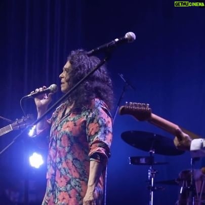 Gal Costa Instagram - Há 6 anos, em 09 de março de 2018, chegava às lojas o CD duplo do #TrincadeAses. A moça, o rapaz maduro calejado pela idade e o menino impetuoso e viril. Gal Costa, Gilberto Gil e Nando Reis são apresentados assim em “Trinca de ases”, CD e DVD ao vivo recheado de sucessos que fizeram parte da vida dos 3 artistas. A reunião foi realizada pela primeira vez em 2017, em Brasília, em homenagem ao centenário de Ulysses Guimarães – idealizada pelo jornalista Jorge Bastos Moreno. Naquela noite de caráter especial, realizada quase sem ensaio, mostrou-se a potência da união: o diálogo dos violões de Gil e Nando, a voz de Gal revendo as canções do amigo baiano e revelando outras cores da estranheza pop do paulistano e sua “música ruiva”, que ela nunca tinha cantado. No Trinca esta potência aparece lapidada – e ampliada. Além de estarem os três o tempo inteiro no palco, em todas as formações vocais possíveis (trios, duetos e solos), eles têm o reforço de dois músicos: o baixista Magno Brito e o percussionista baiano Kainan. Como os três mosqueteiros eram quatro, a Trinca de Ases tem cinco em sua composição. – Tenho uma longa relação com Gil, mas quando Nando entra isso já vira outra coisa. Vou cantar coisas de Gil que nunca gravei – anunciou Gal, referindo-se a um roteiro que vinha cheio de surpresas. – Eu e Gil temos essa coisa de nos lançarmos nos abismos musicais. O arrojo é algo nosso. O arrojo de três mosqueteiros, a leveza de três patetas, a grandeza de três poetas – Trinca de Ases, enfim, lançada à mesa. No site da @biscoitofino você encontra o CD e DVD Duplo do Trinca de Ases. Link na bio. #GalCosta #NandoReis #GilbertoGil #EquipeGal #BiscoitoFino