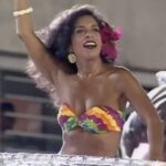 Gal Costa Instagram - 30 anos deste desfile histórico da escola de samba Mangueira com enredo em homenagem aos Doces Bárbaros. A escola do coração de Gal não ganhou o campeonato, mas o samba enredo “Atrás Da Verde-Rosa Só Não Vai Quem Já Morreu” (1994) se tornou um clássico da escola carioca. Hoje é dia de ver a Mangueira! A Mangueira desfila nesta madrugada (previsão de entrada à 1h da manhã). Quem vai torcer pela verde-rosa? Vídeo: g1 #GalnoCarnaval #GalCosta #EquipeGal