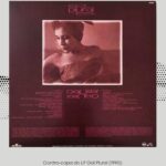 Gal Costa Instagram – #TBT No Centro Cultural Óscar Ramos, em Manaus, está a exposição permanente de quadros, croquis, fotografias e outros objetos de Óscar Ramos, artista gráfico que produziu, entre as décadas de 1970 e 1990, capas de LPs de artistas como Gal, Bethânia, Gil e Caetano. 

Produzido por Léo Gandelman, com concepção e repertório por Waly Salomão, “Plural” (1990) é o 22° álbum de Gal.  Sua capa e o encarte são mais uma obra legada por Óscar Ramos à história do design discográfico brasileiro. O artista, que já havia colaborado no icônico “Fa-Tal” (1971), junto com Luciano Figueiredo, também assinou a capa de “Baby Gal”, em 1983.

O relato em detalhes sobre a concepção de “Plural” é mais uma das raridades expostas no Centro Cultural. “Foi possivelmente, até agora, o trabalho que mais exigiu de mim e me envolveu mais do que comumente. Recebi o recado de Gal por meio de Waly e fui encontrá-la no estúdio de gravação: longas conversas sobre o disco, sobre suas intenções, sobre aquele momento de sua vida. Ela estava linda, super sensual, super tranquila. Seu cabelo era tão perfumado e sedoso, eu ficava horas olhando para ela Heddy Lamar-Dalila-bahiana-pensando no que fazer”, descreve no manuscrito.

Óscar foi buscar inspiração em obras do amigo Hélio Oiticica, mais especificamente na capa que ele criou para o disco “Legal” (1970), também de Gal Costa, e na série “Metaesquemas”, composta por obras abstratas a partir de formas geométricas e espaços.

“Havia algum tempo já, depois de tanto meditar sobre o metaesquema, que me familiarizara com a projeção ortogonal e espelhada do mesmo. E o que fiz foi exatamente isso: espelhar as palavras GAL e PLURAL até conseguir criar um ‘modo’ metaesquema”.

Outra inspiração foi a estética cinematográfica do livro “The Image Makers”, pois Óscar queria que Gal posasse para o fotógrafo Milton Montenegro com a aura de uma estrela de cinema: “Desenhei para ele a foto como a queria, um plural de imagens da cantora e a geringonça de espelhos que triplicaria a imagem”.

(Continua nos comentários)