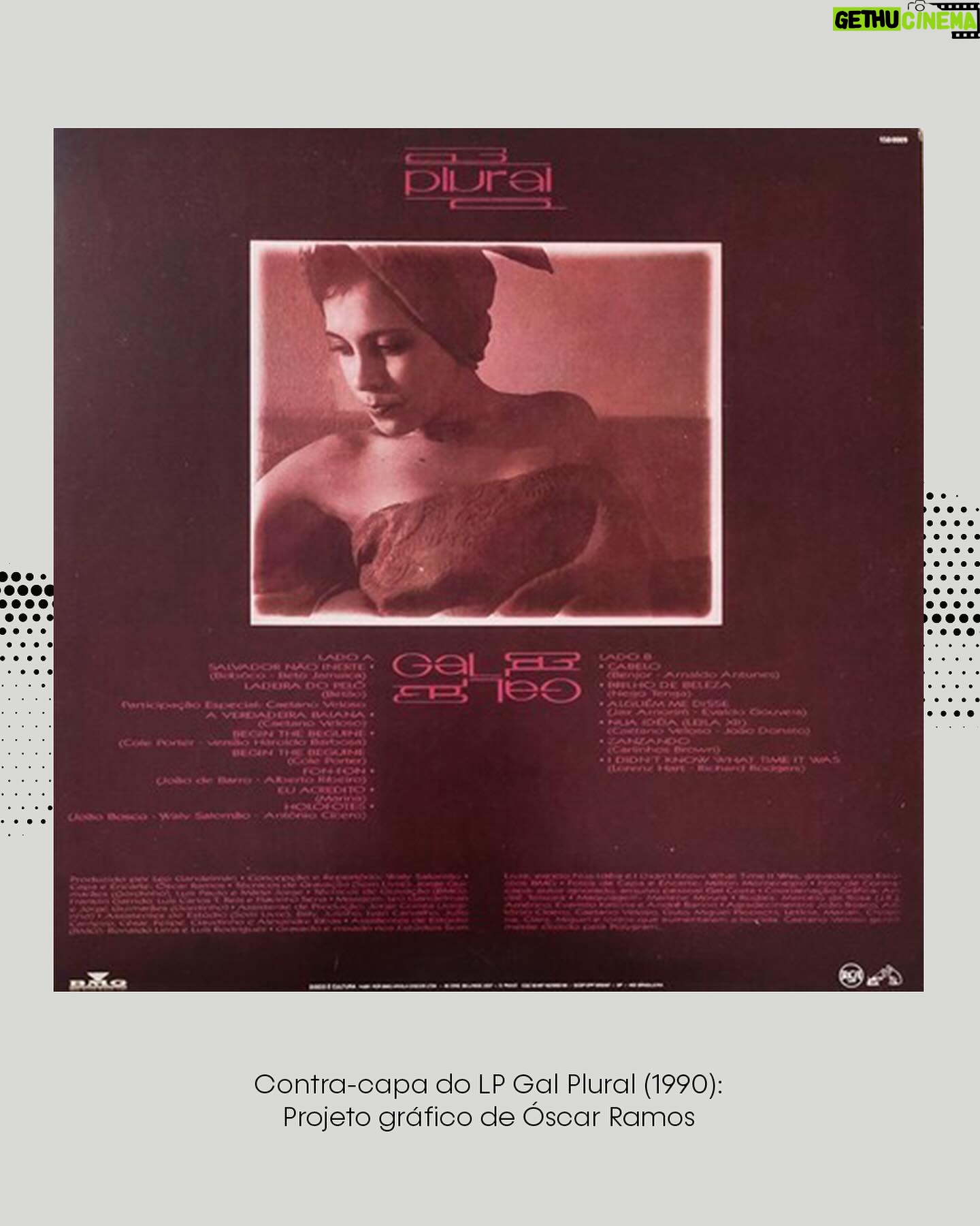Gal Costa Instagram - #TBT No Centro Cultural Óscar Ramos, em Manaus, está a exposição permanente de quadros, croquis, fotografias e outros objetos de Óscar Ramos, artista gráfico que produziu, entre as décadas de 1970 e 1990, capas de LPs de artistas como Gal, Bethânia, Gil e Caetano. Produzido por Léo Gandelman, com concepção e repertório por Waly Salomão, “Plural” (1990) é o 22° álbum de Gal. Sua capa e o encarte são mais uma obra legada por Óscar Ramos à história do design discográfico brasileiro. O artista, que já havia colaborado no icônico “Fa-Tal” (1971), junto com Luciano Figueiredo, também assinou a capa de “Baby Gal”, em 1983. O relato em detalhes sobre a concepção de “Plural” é mais uma das raridades expostas no Centro Cultural. “Foi possivelmente, até agora, o trabalho que mais exigiu de mim e me envolveu mais do que comumente. Recebi o recado de Gal por meio de Waly e fui encontrá-la no estúdio de gravação: longas conversas sobre o disco, sobre suas intenções, sobre aquele momento de sua vida. Ela estava linda, super sensual, super tranquila. Seu cabelo era tão perfumado e sedoso, eu ficava horas olhando para ela Heddy Lamar-Dalila-bahiana-pensando no que fazer”, descreve no manuscrito. Óscar foi buscar inspiração em obras do amigo Hélio Oiticica, mais especificamente na capa que ele criou para o disco “Legal” (1970), também de Gal Costa, e na série “Metaesquemas”, composta por obras abstratas a partir de formas geométricas e espaços. “Havia algum tempo já, depois de tanto meditar sobre o metaesquema, que me familiarizara com a projeção ortogonal e espelhada do mesmo. E o que fiz foi exatamente isso: espelhar as palavras GAL e PLURAL até conseguir criar um ‘modo’ metaesquema”. Outra inspiração foi a estética cinematográfica do livro “The Image Makers”, pois Óscar queria que Gal posasse para o fotógrafo Milton Montenegro com a aura de uma estrela de cinema: “Desenhei para ele a foto como a queria, um plural de imagens da cantora e a geringonça de espelhos que triplicaria a imagem”. (Continua nos comentários)