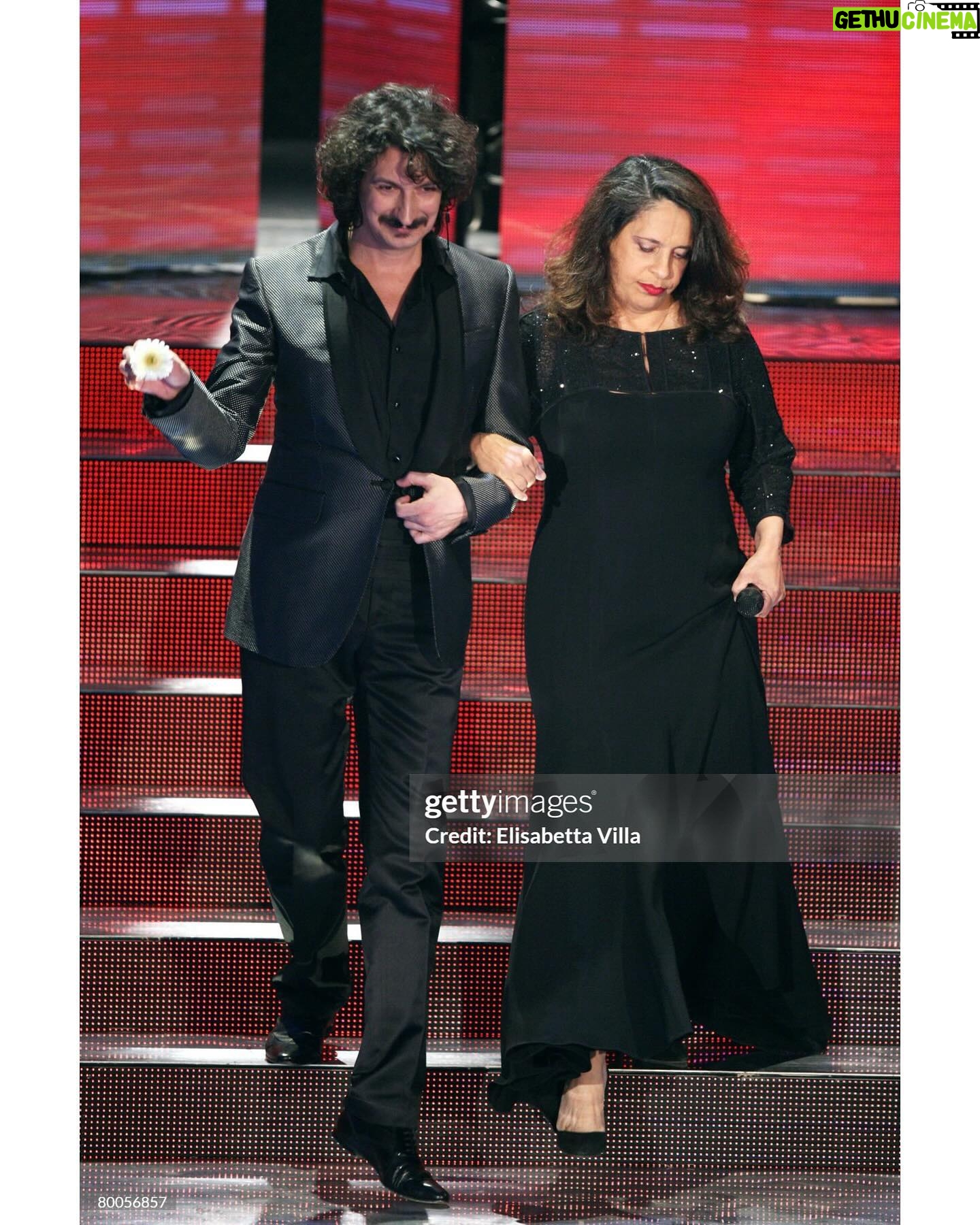 Gal Costa Instagram - Há exatos 16 anos, Gal foi um dos destaques no 58º Festival da Canção Italiana, que aconteceu no Ariston Theatre, em 28 de fevereiro de 2008, em Sanremo, Itália. Gal fez um dueto com o italiano @sergiocammariere na canção “L’amore Non Si Spiega”. As comemorações pelos 50 anos da bossa nova chegaram ao Velho Continente. A cantora Gal Costa recebeu um convite do pianista e compositor Sergio Carmariere para um dueto, no Festival da Canção Italiana, em Sanremo. Ele compôs “L’amore non si spiega” e buscava uma cantora brasileira para interpretar a canção e realizar uma homenagem ao gênero. O músico entrou em contato com a obra de Gal através do empresário Ettore Careta, que não pensou duas vezes antes de indicar a gata do sorriso de Alice. A baiana cantará uma versão em português da ‘bossa nova italiana, adaptada por Massimiliano de Tomasi. Para a ocasião, a cantora escolheu um modelito by Narciso Rodriguez. Fonte: Jornal do Brasil Fotos: Tiziana Fabi/AFP e Elisabetta Villa via Getty Images #GalCosta #EquipeGal