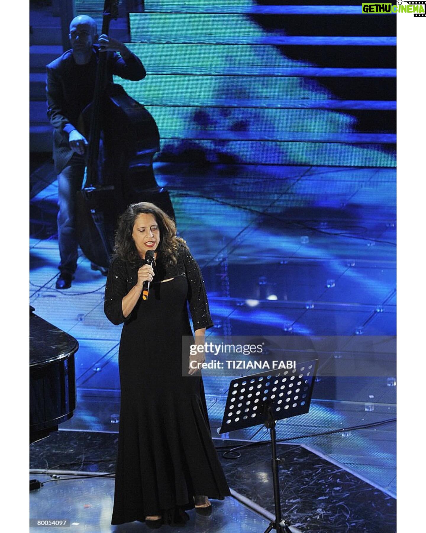 Gal Costa Instagram - Há exatos 16 anos, Gal foi um dos destaques no 58º Festival da Canção Italiana, que aconteceu no Ariston Theatre, em 28 de fevereiro de 2008, em Sanremo, Itália. Gal fez um dueto com o italiano @sergiocammariere na canção “L’amore Non Si Spiega”. As comemorações pelos 50 anos da bossa nova chegaram ao Velho Continente. A cantora Gal Costa recebeu um convite do pianista e compositor Sergio Carmariere para um dueto, no Festival da Canção Italiana, em Sanremo. Ele compôs “L’amore non si spiega” e buscava uma cantora brasileira para interpretar a canção e realizar uma homenagem ao gênero. O músico entrou em contato com a obra de Gal através do empresário Ettore Careta, que não pensou duas vezes antes de indicar a gata do sorriso de Alice. A baiana cantará uma versão em português da ‘bossa nova italiana, adaptada por Massimiliano de Tomasi. Para a ocasião, a cantora escolheu um modelito by Narciso Rodriguez. Fonte: Jornal do Brasil Fotos: Tiziana Fabi/AFP e Elisabetta Villa via Getty Images #GalCosta #EquipeGal