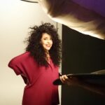 Gal Costa Instagram – Registros de 2015, no estúdio do Bob Wolfenson, enquanto ele fazia a capa de “Estratosférica”. Minha ideia inicial era ter uma foto de Gal muito muito cabeluda, como se os cabelos fossem super poderes. E depois trabalhar a imagem, com raios e luzes e bichos e cores e pessoas e objetos saindo da cabeleira. Uma espécie de atualização da capa do álbum de 1969, criada pelo Helio Oiticica. Mas Gal se viu tão linda na foto do Bob que não deixou ninguém encostar. Ficou a foto como ela é. E ficou bonita.