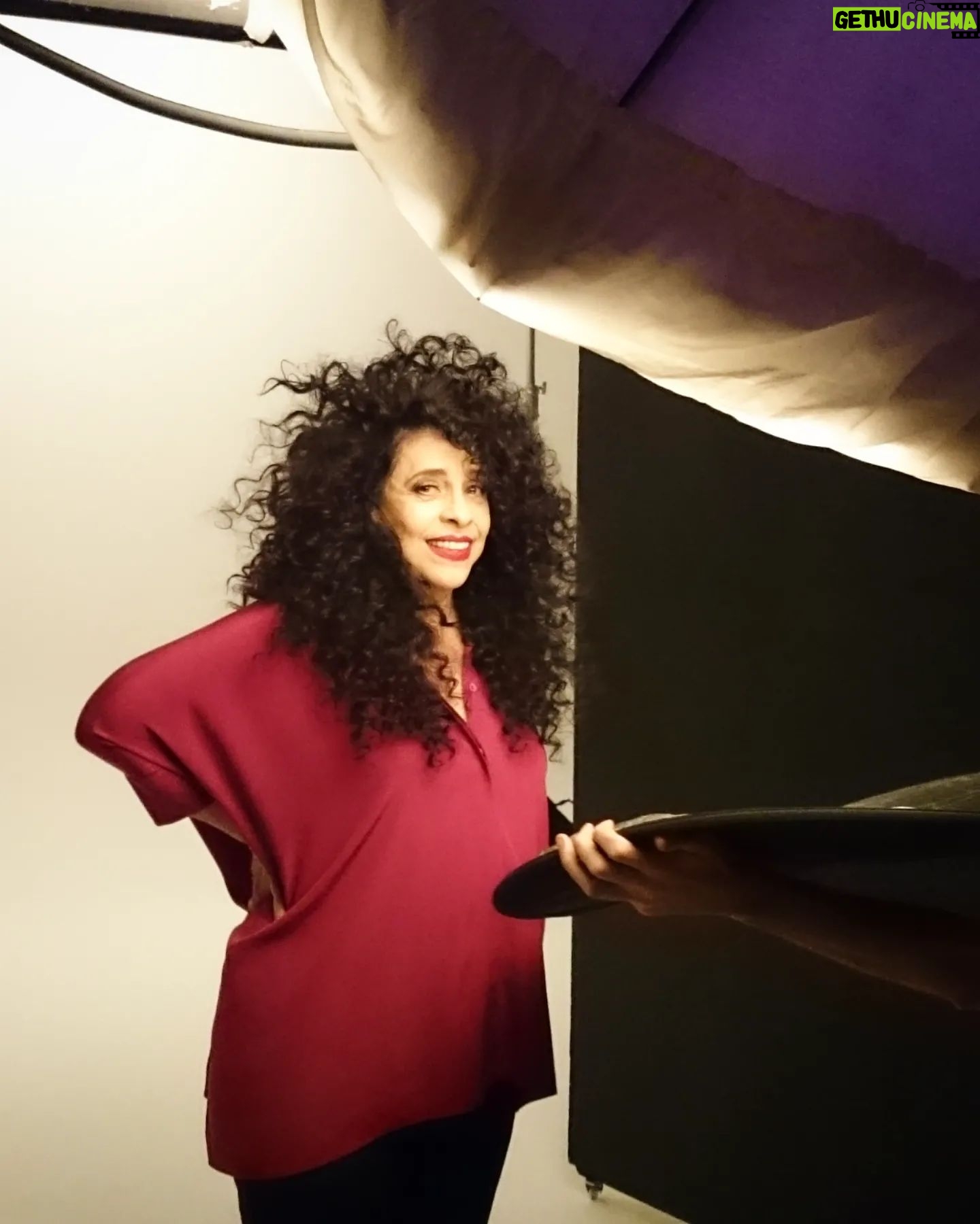 Gal Costa Instagram - Registros de 2015, no estúdio do Bob Wolfenson, enquanto ele fazia a capa de "Estratosférica". Minha ideia inicial era ter uma foto de Gal muito muito cabeluda, como se os cabelos fossem super poderes. E depois trabalhar a imagem, com raios e luzes e bichos e cores e pessoas e objetos saindo da cabeleira. Uma espécie de atualização da capa do álbum de 1969, criada pelo Helio Oiticica. Mas Gal se viu tão linda na foto do Bob que não deixou ninguém encostar. Ficou a foto como ela é. E ficou bonita.