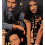 Gal Costa Instagram – Hoje é dia de Macalé! O amigo, parceiro e ex-sócio @jardsmacale completa hoje 81 anos. Além de compor canções emblemáticas gravadas por Gal, Macalé também dirigiu seus shows.

Com Capinan, Paulinho da Viola e Gal Costa, Jards Macalé criou a empresa Tropicarte. A agência fora pensada para administrar os espetáculos dos seus fundadores, mas Gal era “a única que ganhava grana”, diz Jards. “O Paulinho da Viola não aguentou muito, não, saiu logo porque viu que aquilo era maluquice.”
Jards e Capinan, em todo caso, continuaram produzindo os shows de Gal – que também gravou composições da dupla, como “Pulsars e Quasars”, presente no disco Gal, de 1969. “É um sub-blue, uma supercanção de amor gravada num disco voador de tampa de panela, um disco voador daqueles que só existem na revista O Cruzeiro”, definiu Caetano em texto para O Pasquim.

Mas o auge da parceria veio com a turnê Fatal, dirigida pelo poeta Waly Salomão e registrada no álbum ao vivo Fa-Tal – Gal a Todo Vapor, de 1971. É nele que está a versão da cantora para “Vapor Barato”, de Jards e Salomão, um clássico absoluto da música brasileira. Os shows foram lendários, com performances que eram ao mesmo tempo sedutoras e combativas – uma explosão de ideias coloridas dentro do sistema militar, que tentava impor o preto & branco. 

Feliz aniversário, Jards Macalé!

Fonte: Trecho escrito pelo jornalista Paulo Terron para Ocupação

#EquipeGal #GalCosta