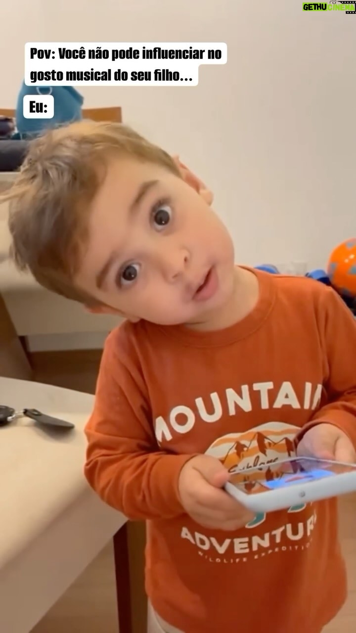 Gal Costa - 23.1K Likes - 🤭 Não influencie o gosto musical do seu filho!
#Repost @nosfamilialobo Aqui GAL vive!!!
Nossos filhos são nossos reflexos... o modelo realmente está em casa. Marcelo cada dia mais nos observa e nos imita. O vídeo é apenas para demonstrar como o exemplo constrói. Todo tempo nos preocupamos em apresentar a ele atitudes que demonstrem valores positivos e habilidades sociais. É lindo ver o crescimento... ensinar para o mundo e estar de braços abertos a aconchegá-los para sempre!
Gal, uma das melhoras cantoras brasileiras, reconhecida mundialmente influenciou minha vida desde sempre (mamãe Marcela aqui). Tão libriana como eu, que falta faz! Mas aqui em casa você sempre será eternizada.
#GalCosta #EquipeGal