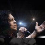 Gal Costa Instagram – #TBT Lançado em março de 2013 pela Universal Music, o CD e DVD “Recanto Ao Vivo “ traz 23 músicas captadas na gravação ao vivo feita no Theatro Net Rio, no Rio de Janeiro (RJ), em 8 e 9 de outubro de 2012. Dirigido por @caetanoveloso , o show Recanto se impôs como o melhor espetáculo musical de 2012 no Brasil.

Além das composições de Caetano, o repertório traz ainda dois clássicos da MPB: Modinha de Gabriela, de Dorival Caymmi, e Um Dia de Domingo, de Michael Sullivan e Paulo Massadas. A direção geral é de Caetano e a direção de áudio de @morenoveloso, filho de Caetano e afilhado de Gal.

O bom resultado é consequência do entrosamento de Gal com os músicos @pedrobaby1 (guitarra, violão e voz), @brunodilullo (baixo, violão e voz) e @_domenicolancellotti_ (baixo, mpc1000 e voz).
“O entrosamento foi fatal, imediato, incrível. Um casamento perfeito”, contou Gal. Isso sem falar na intimidade com o palco do antigo Teatro Tereza Rachel, local em que ela eternizou Fa-Tal e Índia.

“É um teatro que me traz boas e importantes recordações. Mudou bastante, está reformado. Antes parecia, literalmente, um pardieiro”, conta com humor. Tudo ambientado num cenário escuro com luz baixa, focada nos músicos. “Ela explicita a densidade do show, a minha interpretação, a performance dos músicos.”

A inovação no repertório e nos arranjos foi uma necessidade da artista de produzir uma peça que fosse forte como expressão atual. “Considero um trabalho de vanguarda, principalmente o disco feito em estúdio. O show mantém a mesma estética musical, com outras canções que gravei no passado integradas. Para mim é um trabalho que me dá muita alegria”, afirmou a cantora. 

Gal analisa que ao longo dos anos sua voz foi se transformando de acordo com as mudanças de sua personalidade, acompanhando o seu temperamento que perdia a timidez.
(Continua no comentário fixado)