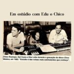 Gal Costa Instagram – Há 41 anos, era lançada a trilha sonora do espetáculo O Grande Circo Místico (Som Livre), baseado num poema de Jorge de Lima sobre a dinastia circense da família Knieps, criada originalmente para o Ballet Teatro Guaíra de Curitiba. 

A trilha criada por @oficialedulobo em parceria com @chicobuarque, conta com grandes nomes da música brasileira, como Gal Costa, Milton Nascimento, Simone, Gilberto Gil, Zizi Possi, Jane Duboc e Tim Maia.

Gal ficou responsável por gravar a faixa “A história de Lily Brawn”, uma recriação a partir do poema de Jorge de Lima, publicado no Túnica Inconsútil, de 1938. No original, Lily Braun é uma deslocadora, com um santo tatuado no ventre. Chico faz a própria Lily contar sua história: “Como num romance /O homem dos meus sonhos / Me apareceu no dancing / Era mais um / Só que num relance / Os seus olhos me chuparam / Feito um zoom”. 

O espetáculo e a trilha sonora atravessam gerações e canções como “Ciranda da Bailarina” e “Beatriz” são sucessos de público até hoje. Edu Lobo fala sobre músicas criadas para espetáculo O Grande Circo Místico: “A escolha dos artistas deste projeto surgiu das próprias canções: elas é que comandaram as decisões. A convivência nas gravações foi, como sempre, a melhor possível. Sem falsa modéstia, acho que foi um belo trabalho”.

Fonte: Revista Veja / G1 / FB AcervoGalCosta / @evangelinamaffei

#GalCosta #EquipeGal
