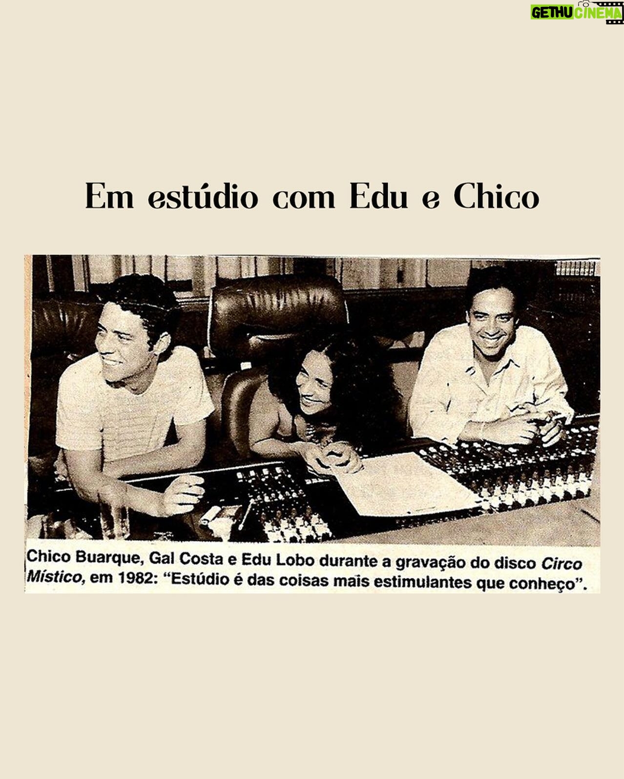 Gal Costa Instagram - Há 41 anos, era lançada a trilha sonora do espetáculo O Grande Circo Místico (Som Livre), baseado num poema de Jorge de Lima sobre a dinastia circense da família Knieps, criada originalmente para o Ballet Teatro Guaíra de Curitiba. A trilha criada por @oficialedulobo em parceria com @chicobuarque, conta com grandes nomes da música brasileira, como Gal Costa, Milton Nascimento, Simone, Gilberto Gil, Zizi Possi, Jane Duboc e Tim Maia. Gal ficou responsável por gravar a faixa “A história de Lily Brawn”, uma recriação a partir do poema de Jorge de Lima, publicado no Túnica Inconsútil, de 1938. No original, Lily Braun é uma deslocadora, com um santo tatuado no ventre. Chico faz a própria Lily contar sua história: “Como num romance /O homem dos meus sonhos / Me apareceu no dancing / Era mais um / Só que num relance / Os seus olhos me chuparam / Feito um zoom”. O espetáculo e a trilha sonora atravessam gerações e canções como “Ciranda da Bailarina” e “Beatriz” são sucessos de público até hoje. Edu Lobo fala sobre músicas criadas para espetáculo O Grande Circo Místico: “A escolha dos artistas deste projeto surgiu das próprias canções: elas é que comandaram as decisões. A convivência nas gravações foi, como sempre, a melhor possível. Sem falsa modéstia, acho que foi um belo trabalho”. Fonte: Revista Veja / G1 / FB AcervoGalCosta / @evangelinamaffei #GalCosta #EquipeGal