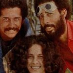 Gal Costa Instagram – Hoje é dia de Macalé! O amigo, parceiro e ex-sócio @jardsmacale completa hoje 81 anos. Além de compor canções emblemáticas gravadas por Gal, Macalé também dirigiu seus shows.

Com Capinan, Paulinho da Viola e Gal Costa, Jards Macalé criou a empresa Tropicarte. A agência fora pensada para administrar os espetáculos dos seus fundadores, mas Gal era “a única que ganhava grana”, diz Jards. “O Paulinho da Viola não aguentou muito, não, saiu logo porque viu que aquilo era maluquice.”
Jards e Capinan, em todo caso, continuaram produzindo os shows de Gal – que também gravou composições da dupla, como “Pulsars e Quasars”, presente no disco Gal, de 1969. “É um sub-blue, uma supercanção de amor gravada num disco voador de tampa de panela, um disco voador daqueles que só existem na revista O Cruzeiro”, definiu Caetano em texto para O Pasquim.

Mas o auge da parceria veio com a turnê Fatal, dirigida pelo poeta Waly Salomão e registrada no álbum ao vivo Fa-Tal – Gal a Todo Vapor, de 1971. É nele que está a versão da cantora para “Vapor Barato”, de Jards e Salomão, um clássico absoluto da música brasileira. Os shows foram lendários, com performances que eram ao mesmo tempo sedutoras e combativas – uma explosão de ideias coloridas dentro do sistema militar, que tentava impor o preto & branco. 

Feliz aniversário, Jards Macalé!

Fonte: Trecho escrito pelo jornalista Paulo Terron para Ocupação

#EquipeGal #GalCosta