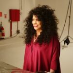 Gal Costa Instagram – Registros de 2015, no estúdio do Bob Wolfenson, enquanto ele fazia a capa de “Estratosférica”. Minha ideia inicial era ter uma foto de Gal muito muito cabeluda, como se os cabelos fossem super poderes. E depois trabalhar a imagem, com raios e luzes e bichos e cores e pessoas e objetos saindo da cabeleira. Uma espécie de atualização da capa do álbum de 1969, criada pelo Helio Oiticica. Mas Gal se viu tão linda na foto do Bob que não deixou ninguém encostar. Ficou a foto como ela é. E ficou bonita.