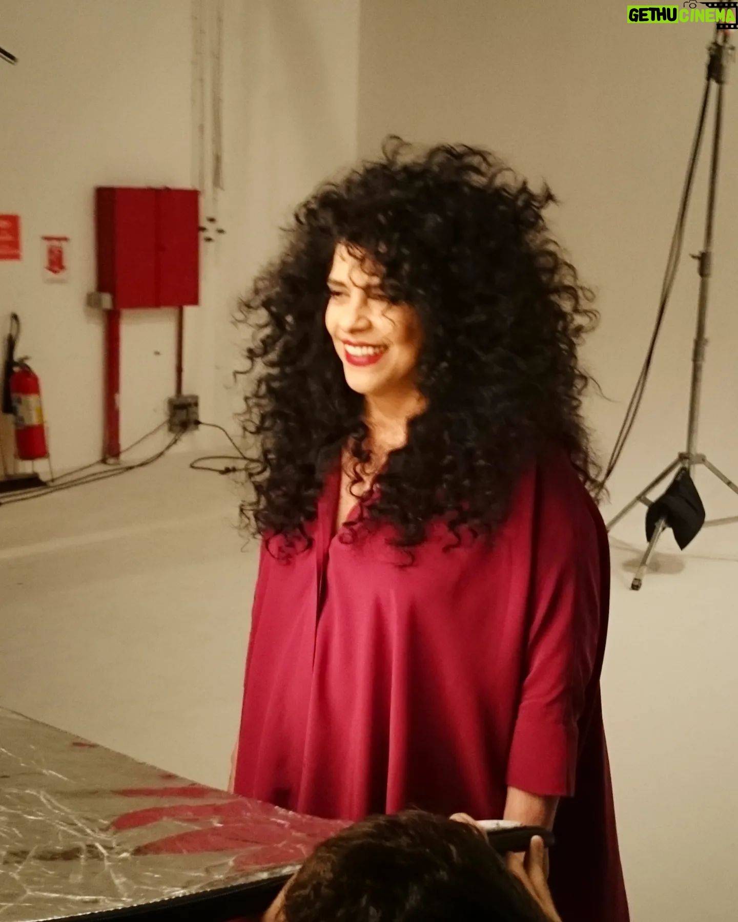 Gal Costa Instagram - Registros de 2015, no estúdio do Bob Wolfenson, enquanto ele fazia a capa de "Estratosférica". Minha ideia inicial era ter uma foto de Gal muito muito cabeluda, como se os cabelos fossem super poderes. E depois trabalhar a imagem, com raios e luzes e bichos e cores e pessoas e objetos saindo da cabeleira. Uma espécie de atualização da capa do álbum de 1969, criada pelo Helio Oiticica. Mas Gal se viu tão linda na foto do Bob que não deixou ninguém encostar. Ficou a foto como ela é. E ficou bonita.