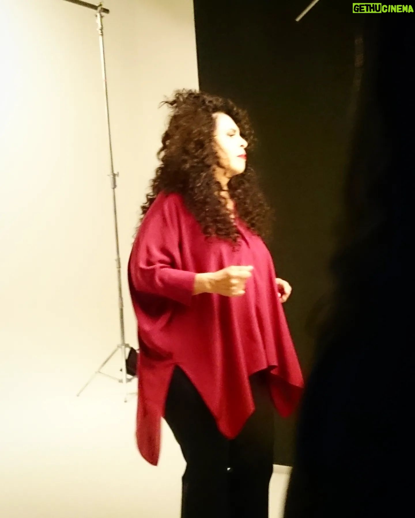 Gal Costa Instagram - Registros de 2015, no estúdio do Bob Wolfenson, enquanto ele fazia a capa de "Estratosférica". Minha ideia inicial era ter uma foto de Gal muito muito cabeluda, como se os cabelos fossem super poderes. E depois trabalhar a imagem, com raios e luzes e bichos e cores e pessoas e objetos saindo da cabeleira. Uma espécie de atualização da capa do álbum de 1969, criada pelo Helio Oiticica. Mas Gal se viu tão linda na foto do Bob que não deixou ninguém encostar. Ficou a foto como ela é. E ficou bonita.