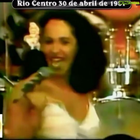 Gal Costa Instagram - Um dos episódios mais marcantes do período da ditadura militar, que quase dizimou a Música Popular Brasileira, está completando 43 anos hoje. Na noite de 30 de abril de 1981, acontecia no Riocentro, na Barra da Tijuca, um show em comemoração ao Dia do Trabalho, reunindo grandes nomes da música brasileira, como Gal Costa, Clara Nunes, Roberto Ribeiro, João Nogueira, Beth Carvalho, Gonzaguinha, Gonzagão, Elba Ramalho, Alceu Valença, Joanna, Cauby Peixoto, João Bosco, Ângela Rô Rô, entre outros. Entretanto, pouco depois das 21h daquela noite, com um público de mais de 20 mil pessoas e o evento já em andamento, uma explosão dentro de um carro no estacionamento do Riocentro mudou a história. O atentado, planejado por militares, seria atribuído a militantes de esquerda, mas uma das bombas explodiu antes da hora, matando o sargento Guilherme Pereira do Rosário e ferindo gravemente o então capitão Wilson Dias Machado. Na ocasião o governo culpou militantes da esquerda pelo atentado. A participação de militares num plano criminoso, que poderia ter feito um número incalculável de vítimas, chocou a sociedade. Em vez de investigar e punir os responsáveis, o governo da “abertura” ajudou o comando do 1° Exército a acobertá-los, por meio de um inquérito fraudulento. O atentado no Riocentro foi uma tentativa de setores mais radicais do governo (principalmente do CIE e o SNI) de convencer os setores mais moderados do governo de que era necessária uma nova onda de repressão de modo a paralisar a lenta abertura política que estava em andamento. Uma segunda explosão ocorreu a alguns quilômetros de distância, na mini-estação elétrica responsável pelo fornecimento de energia do Riocentro. A bomba foi jogada por cima do muro da mini-estação mas explodiu em seu pátio e a eletricidade do pavilhão não chegou a ser interrompida. Esse episódio é um dos que marcam a decadência do regime militar no Brasil, que daria lugar dali a quatro anos ao restabelecimento da democracia. (Continua no comentário fixado)