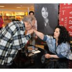 Gal Costa Instagram – Hoje é dia de Macalé! O amigo, parceiro e ex-sócio @jardsmacale completa hoje 81 anos. Além de compor canções emblemáticas gravadas por Gal, Macalé também dirigiu seus shows.

Com Capinan, Paulinho da Viola e Gal Costa, Jards Macalé criou a empresa Tropicarte. A agência fora pensada para administrar os espetáculos dos seus fundadores, mas Gal era “a única que ganhava grana”, diz Jards. “O Paulinho da Viola não aguentou muito, não, saiu logo porque viu que aquilo era maluquice.”
Jards e Capinan, em todo caso, continuaram produzindo os shows de Gal – que também gravou composições da dupla, como “Pulsars e Quasars”, presente no disco Gal, de 1969. “É um sub-blue, uma supercanção de amor gravada num disco voador de tampa de panela, um disco voador daqueles que só existem na revista O Cruzeiro”, definiu Caetano em texto para O Pasquim.

Mas o auge da parceria veio com a turnê Fatal, dirigida pelo poeta Waly Salomão e registrada no álbum ao vivo Fa-Tal – Gal a Todo Vapor, de 1971. É nele que está a versão da cantora para “Vapor Barato”, de Jards e Salomão, um clássico absoluto da música brasileira. Os shows foram lendários, com performances que eram ao mesmo tempo sedutoras e combativas – uma explosão de ideias coloridas dentro do sistema militar, que tentava impor o preto & branco. 

Feliz aniversário, Jards Macalé!

Fonte: Trecho escrito pelo jornalista Paulo Terron para Ocupação

#EquipeGal #GalCosta