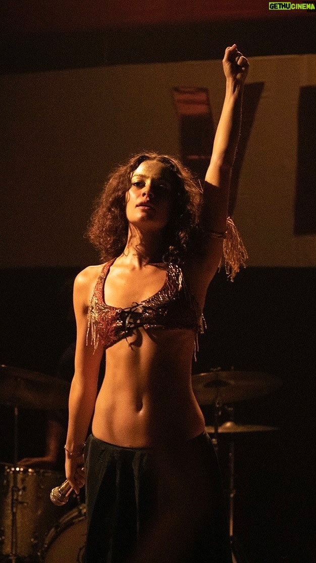 Gal Costa - 17.8K Likes - Hoje celebramos o aniversário da querida atriz @sophiecharlotte1, que brilhou “da cabeça aos pés” nas telonas, interpretando a nossa Gal Costa no filme “Meu Nome é Gal”.
Quando soube da escolha para o papel, Gal não só gostou, como foi ela que alertou as diretoras @dandaraferreira e @lo_politi de que Sophie também cantava, elogiou seu timbre de voz e afirmou ser parecido com o seu.
Então para comemorar o dia de hoje, nada melhor do que Sophie como Gal, interpretando “Dê Um Rolê”. Feliz aniversário Sophie! 🎂❤️
#GalCosta #EquipeGal