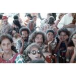 Gal Costa Instagram – Hoje é dia de Macalé! O amigo, parceiro e ex-sócio @jardsmacale completa hoje 81 anos. Além de compor canções emblemáticas gravadas por Gal, Macalé também dirigiu seus shows.

Com Capinan, Paulinho da Viola e Gal Costa, Jards Macalé criou a empresa Tropicarte. A agência fora pensada para administrar os espetáculos dos seus fundadores, mas Gal era “a única que ganhava grana”, diz Jards. “O Paulinho da Viola não aguentou muito, não, saiu logo porque viu que aquilo era maluquice.”
Jards e Capinan, em todo caso, continuaram produzindo os shows de Gal – que também gravou composições da dupla, como “Pulsars e Quasars”, presente no disco Gal, de 1969. “É um sub-blue, uma supercanção de amor gravada num disco voador de tampa de panela, um disco voador daqueles que só existem na revista O Cruzeiro”, definiu Caetano em texto para O Pasquim.

Mas o auge da parceria veio com a turnê Fatal, dirigida pelo poeta Waly Salomão e registrada no álbum ao vivo Fa-Tal – Gal a Todo Vapor, de 1971. É nele que está a versão da cantora para “Vapor Barato”, de Jards e Salomão, um clássico absoluto da música brasileira. Os shows foram lendários, com performances que eram ao mesmo tempo sedutoras e combativas – uma explosão de ideias coloridas dentro do sistema militar, que tentava impor o preto & branco. 

Feliz aniversário, Jards Macalé!

Fonte: Trecho escrito pelo jornalista Paulo Terron para Ocupação

#EquipeGal #GalCosta