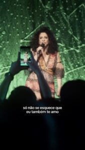Gal Costa Instagram - 😍 “Quando você olha pra ela Seu rosto te entrega Fala mais fino com ela Já não se pode negar” “Quando Você Olha Pra Ela”, tem autoria de @mallumagalhaes e faz parte do DVD “Estratosférica Ao Vivo”(@biscoitofino). 📺Assista ao vídeo completo no youtube.com/biscoitofino #GalCosta #EstratosféricaAoVivo #EquipeGal #biscoitofino