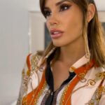 Gala Caldirola Instagram – En Alicante (España) está la clínica @clinicarossilemarie que es maravillosa!! Hacen muchos tratamientos estéticos y trabajan genial!
Ayer me hice una redensificación en la piel del rostro para mejorar el aspecto, textura y volumen que vamos perdiendo con la edad y también me hice un pequeño arreglo de ojeras hundidas con ácido hialurônico.
En el video el doctor os explica un poco más sobre estos procedimientos y sus beneficios!🤍