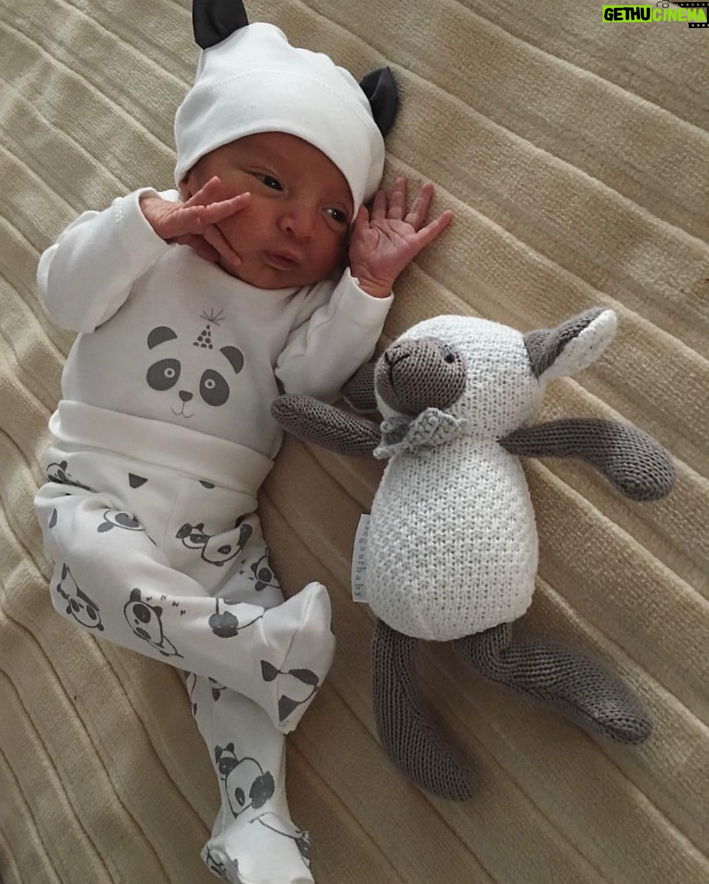 Gala Caldirola Instagram - Mismo bebe, mismo peluche… 6 años de diferencia🤍 🔜