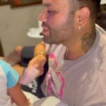 Gala Caldirola Instagram - Si hay alguien que puede decir que perdimos la cuenta de experiencias vividas juntos y momentos atesorados en el corazón , somos nosotros @surosolar 🥹 Muchos años caminando juntos, apoyándonos , cuidándonos, conociéndonos hasta el más mínimo defecto y la más valiosa virtud. Entregándonos ese amor incondicional que esta por encima de cualquier proyecto laboral. Por que nosotros no solo somos amigos, no sólo trabajamos en equipo… Nosotros somos familia! Has visto nacer y crecer a lo más valioso de mi vida, mi niña Luz! No hay día que no te hayas preocupado de nosotras , de ella. Y eso es algo que como mujer pero sobre todo como madre , no olvidaré jamás. Te quiero desde la puntita de tu cabello hasta donde terminan tus pies! Así, tal y como eres! Y se que tú a mi me quieres así también! Daría un pedacito de mi por estar hoy allá contigo pero pronto estaré!! Y celebraremos como corresponde tu vida!!!!!! Te amooooo y celebro cada día hacernos conocido!!!!! Ya lo sabes no?😍 Feliz cumpleaños hermanitoooooooooooo!!!!!!🥳