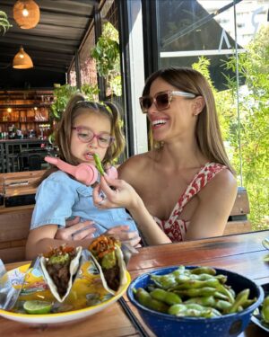 Gala Caldirola Instagram - Aunque es dolorosa la distancia, todo lo hago por nosotras dos 🩷👧🏻