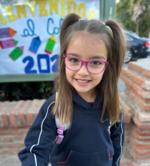Gala Caldirola Instagram - Ahora si mi amor!!!! Borre las fotos anteriores por que se veía la insignia del colegio! Gracias a los que me recordaron que es peligroso mostrarla, os amo por cuidarnos ⚠️😍
.
Como te decía mi Princesa…Bienvenida a esta nueva etapa mi amor!!! Eres tan sociable e inteligente que no es necesario desearte suerte, no tengo ninguna duda de que absorberás cada enseñanza como una esponjita y recibirás a cada compañerito y profesora con una sonrisa y tu mejor disposición!
Confío en ti, te amo y me siento orgullosa de ser tu madre 🤍