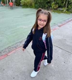 Gala Caldirola Instagram - Ahora si mi amor!!!! Borre las fotos anteriores por que se veía la insignia del colegio! Gracias a los que me recordaron que es peligroso mostrarla, os amo por cuidarnos ⚠️😍
.
Como te decía mi Princesa…Bienvenida a esta nueva etapa mi amor!!! Eres tan sociable e inteligente que no es necesario desearte suerte, no tengo ninguna duda de que absorberás cada enseñanza como una esponjita y recibirás a cada compañerito y profesora con una sonrisa y tu mejor disposición!
Confío en ti, te amo y me siento orgullosa de ser tu madre 🤍