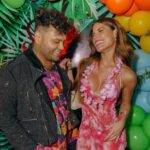 Gala Caldirola Instagram - Si hay alguien que puede decir que perdimos la cuenta de experiencias vividas juntos y momentos atesorados en el corazón , somos nosotros @surosolar 🥹 Muchos años caminando juntos, apoyándonos , cuidándonos, conociéndonos hasta el más mínimo defecto y la más valiosa virtud. Entregándonos ese amor incondicional que esta por encima de cualquier proyecto laboral. Por que nosotros no solo somos amigos, no sólo trabajamos en equipo… Nosotros somos familia! Has visto nacer y crecer a lo más valioso de mi vida, mi niña Luz! No hay día que no te hayas preocupado de nosotras , de ella. Y eso es algo que como mujer pero sobre todo como madre , no olvidaré jamás. Te quiero desde la puntita de tu cabello hasta donde terminan tus pies! Así, tal y como eres! Y se que tú a mi me quieres así también! Daría un pedacito de mi por estar hoy allá contigo pero pronto estaré!! Y celebraremos como corresponde tu vida!!!!!! Te amooooo y celebro cada día hacernos conocido!!!!! Ya lo sabes no?😍 Feliz cumpleaños hermanitoooooooooooo!!!!!!🥳