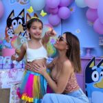 Gala Caldirola Instagram – Amor de mi vida, ojos bellos… Eres el regalo que nos dio el universo.
Hoy cumples 6 añitos y siento que apenas fue ayer cuando te vi por primera vez… No hace falta decir que no dejo de llorar mientras escribo esto.
A veces desearía detener el tiempo cuando te tengo en mis brazos. Pero no hay pausa ni retroceso… Te haces una niña grande🤍
Esto es todo lo que de verdad me importa, saber que tú eres feliz , que estás sanita y llena de amor y protección!
Gracias a todos los que fueron parte de este día! Gracias por celebrar su vida!
Decoración : @enlabatidora 🎈
Torta: @unratitodulce 🍰
Pastelería: @dulces_revinem 🧁