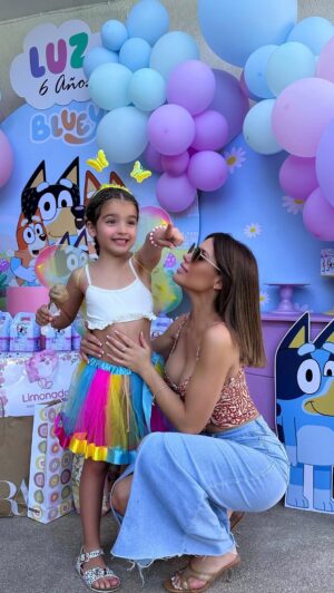 Gala Caldirola Instagram - Amor de mi vida, ojos bellos… Eres el regalo que nos dio el universo.
Hoy cumples 6 añitos y siento que apenas  fue ayer cuando te vi por primera vez… No hace falta decir que no dejo de llorar mientras escribo esto.
A veces desearía detener el tiempo cuando te tengo en mis brazos. Pero no hay pausa ni retroceso… Te haces una niña grande🤍
Esto es todo lo que de verdad me importa, saber que tú eres feliz , que estás sanita y llena de amor y protección!
Gracias a todos los que fueron parte de este día! Gracias por celebrar su vida!
Decoración : @enlabatidora 🎈 
Torta: @unratitodulce 🍰
Pastelería: @dulces_revinem 🧁