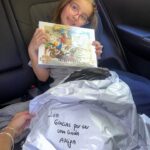 Gala Caldirola Instagram – Este momento merece que lo comparta con todos vosotros por que hay un mensaje tan pero tan hermoso detrás de esta imagen…
Como os conté por historia , Luz tiene un compañerito en clase que tiene autismo.
Ella lo contiene cuando llora, lo incluye , juega con el, intenta hacerle sentir seguro.
Hoy sus papás le dieron un regalito a luz con este mensaje de gratitud.
Y yo me siento tan afortunada de tenerte como hija amor mío. Eres todo lo que está bien🤍
Estoy orgullosa de ti, mi pequeña,  por tener esa sensibilidad con los niñ@s que tienen una condición distinta, como dice luz “Niños especiales”🥹
