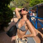 Gala Caldirola Instagram - Que bien se siente eso del veranito, familia y amigos☀️🌿👙 Solo energía linda! . Y que bien se siente también poder contaros que ya está lista mi nueva colección Mossimo By Gala 🔥 De echo me la traje a España!!! Desliza y te muestro una de mis favoritas en carteras 👜 Exclusiva en tiendas @mossimo.latam en @falabella_cl o en www.falabella.com